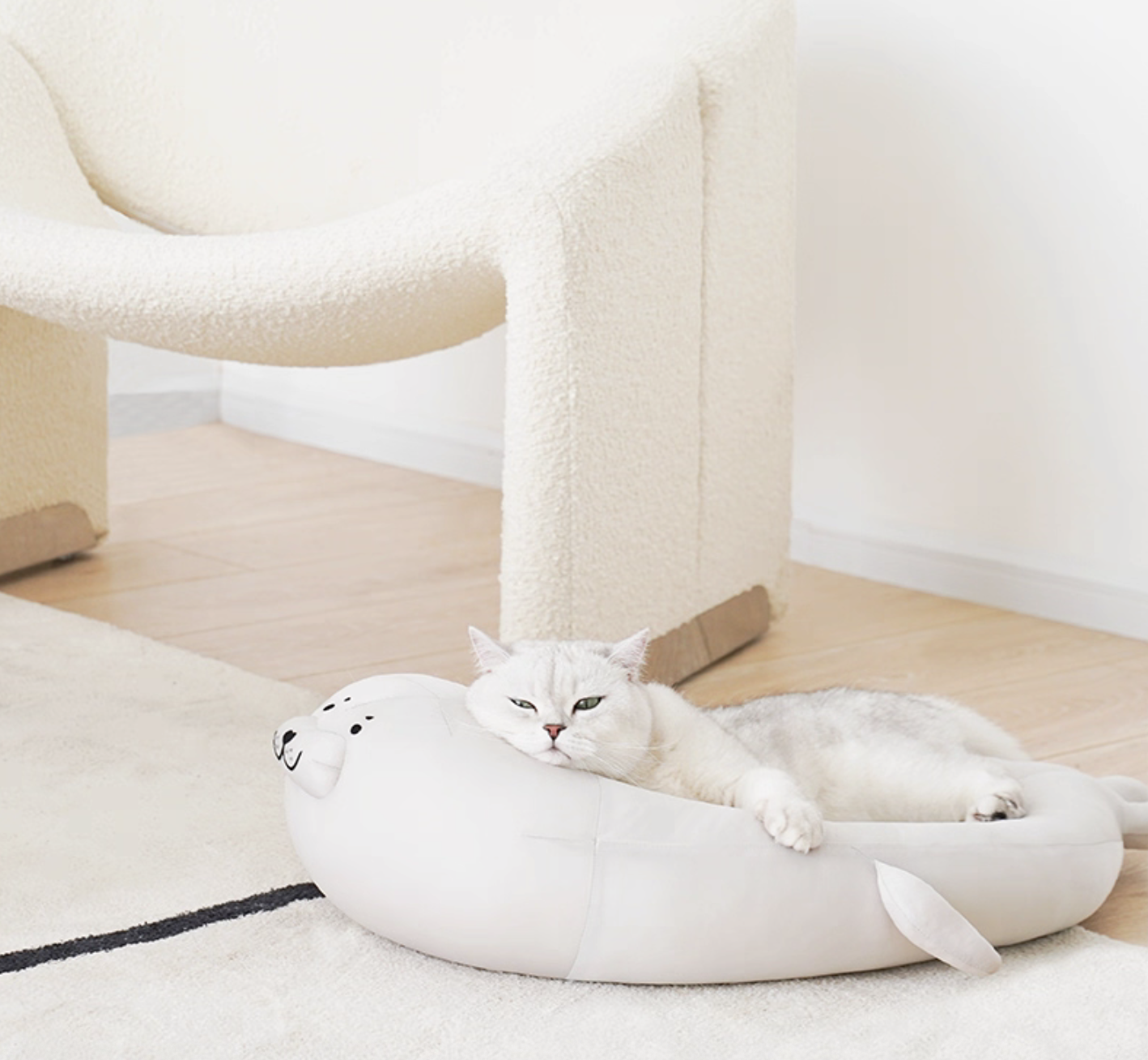 ZEZE cat bed (seal shape)