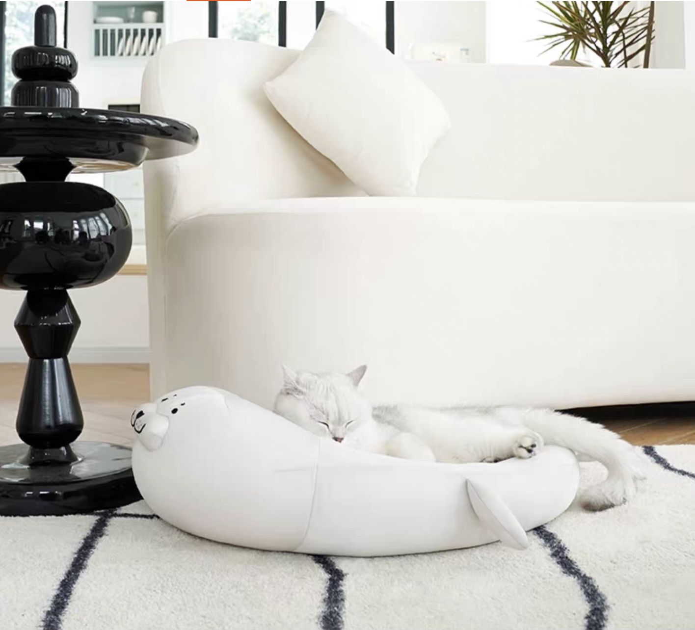 ZEZE cat bed (seal shape)