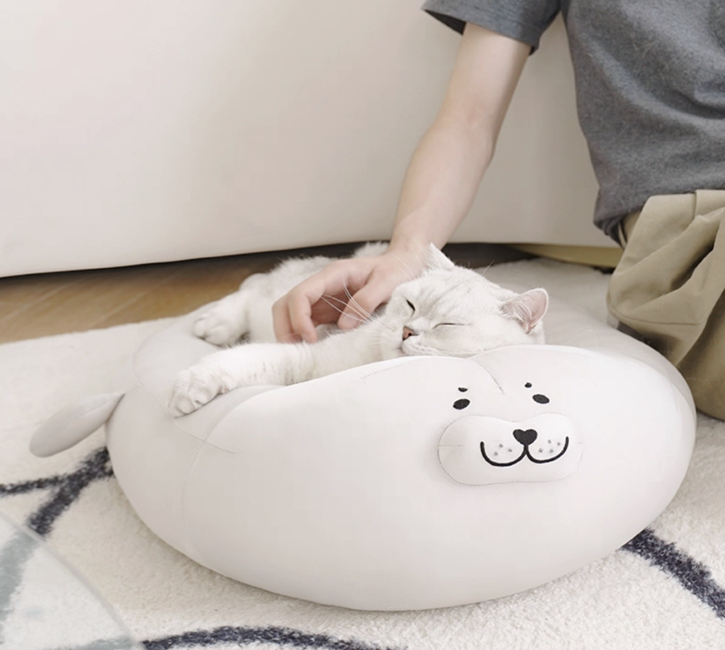 ZEZE cat bed (seal shape)