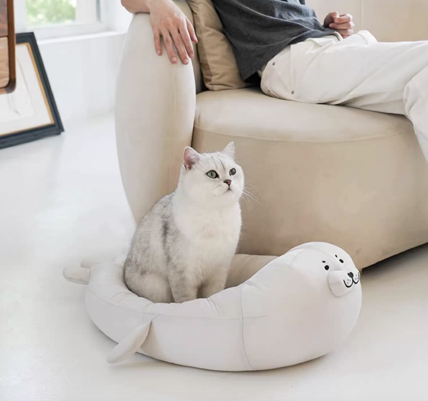 ZEZE cat bed (seal shape)