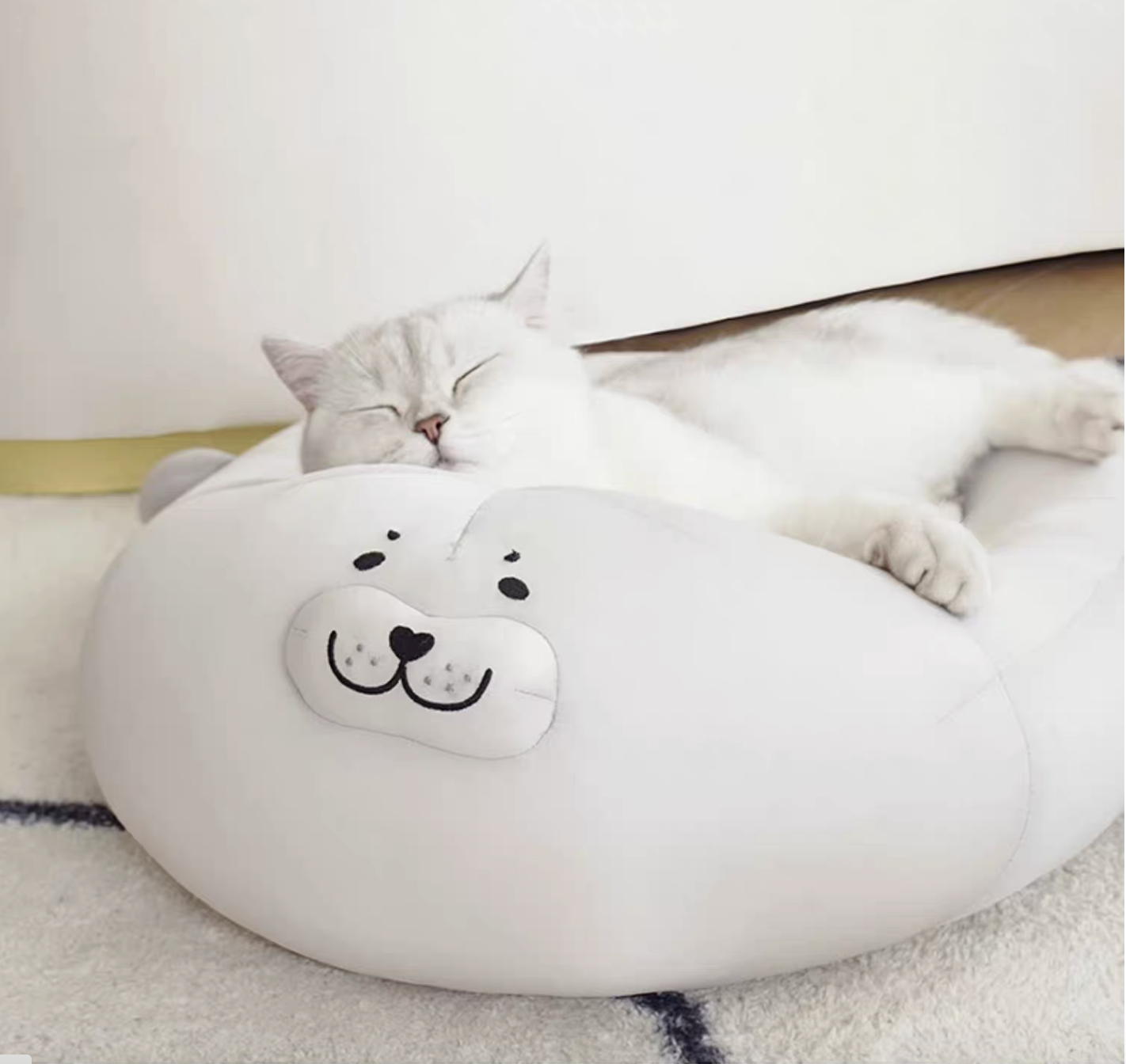 ZEZE cat bed (seal shape)