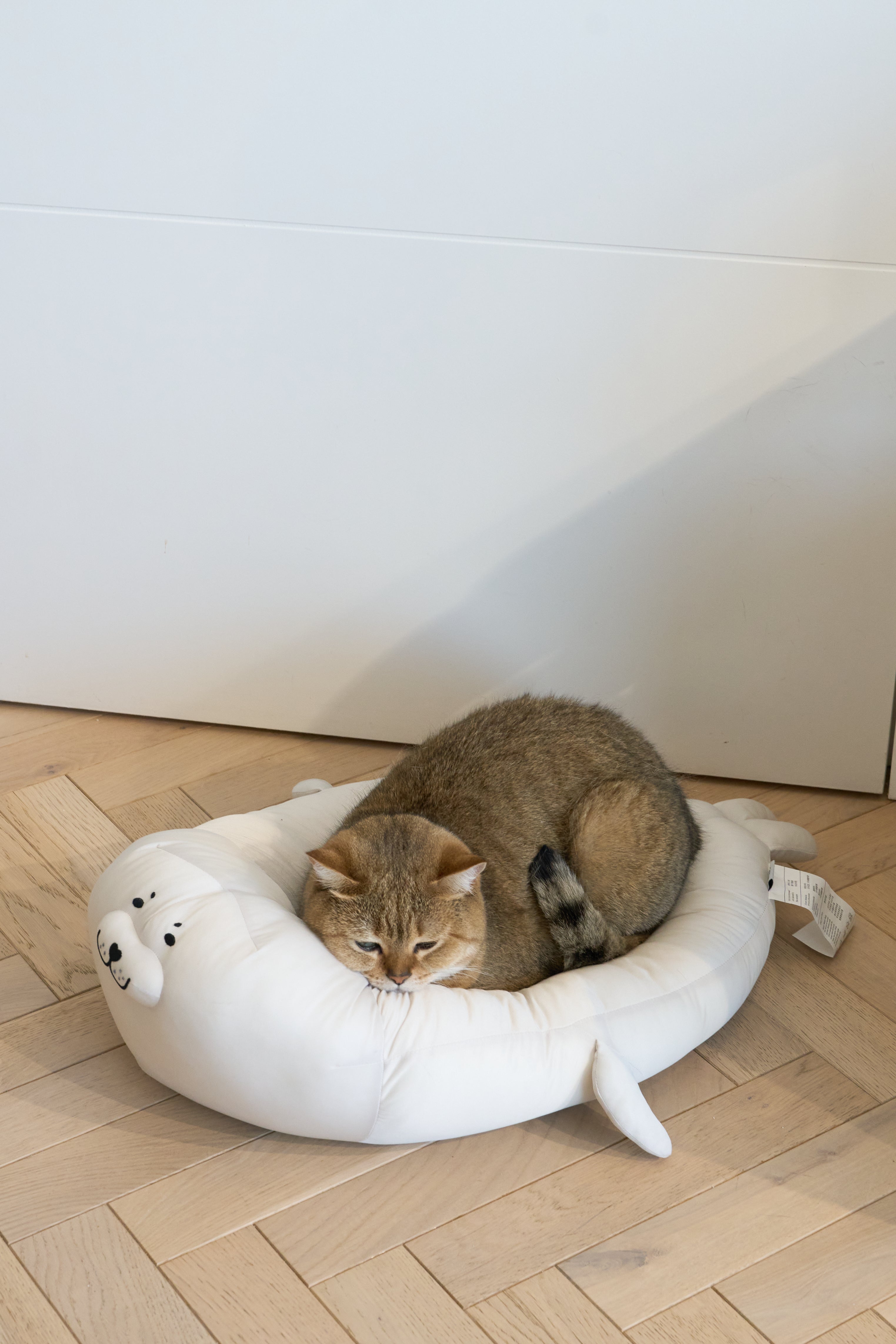 ZEZE cat bed (seal shape)